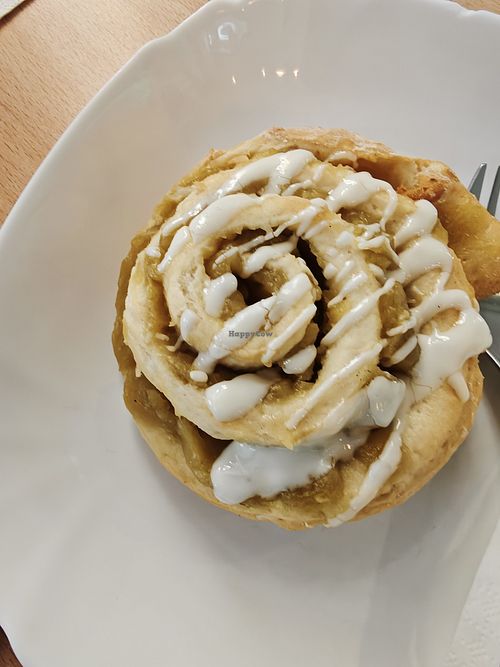 Cinnamon pistachio bun at Vegan Bombon in Alicante