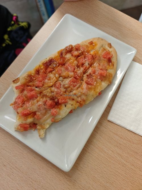 Mini pizza at Vegan Bombon in Alicante