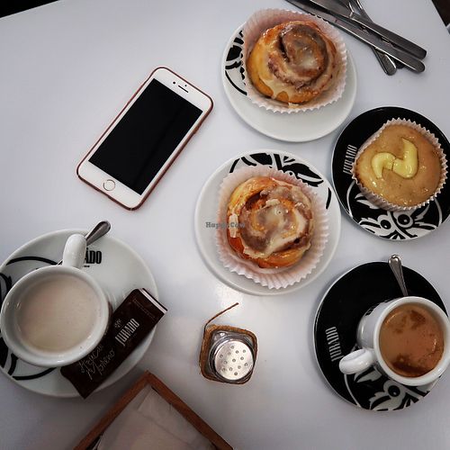Cinamon rolls, latte, mandalines at Vegan Bombon in Alicante