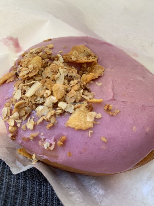 Donut de frambuesa, yogur y muesli  at Bite Me Cafe in Madrid
