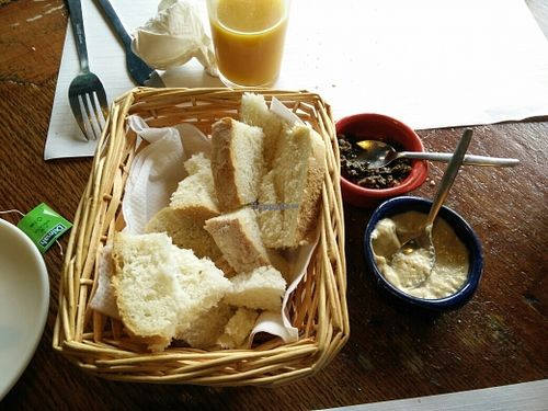humus and tapenade with bread at De Wankele Tafel in The Hague