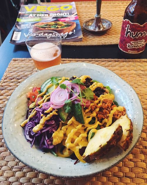 Raw taco bowl. Yum!  at Ra och sa in Stockholm