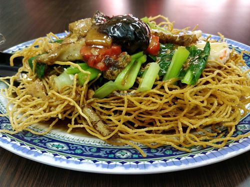 crispy noodles with gravy and mock meat  at Yi Xin Vegetarian 一心素食 in Central Singapore
