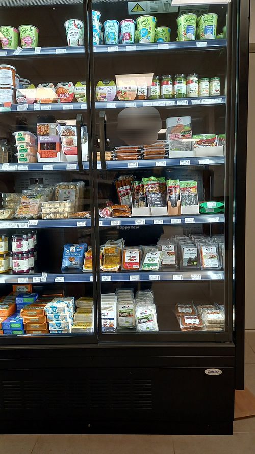 veganer kühlschrank at Schmackes Bioladen in Kassel