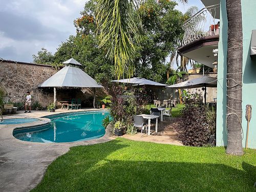 Poolside garden tables at Ol-Lin Vegan in Ajijic