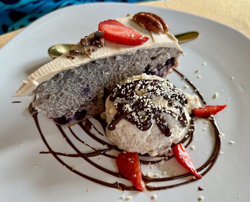 Blueberry cake with (n)ice cream at Ol-Lin Vegan in Ajijic