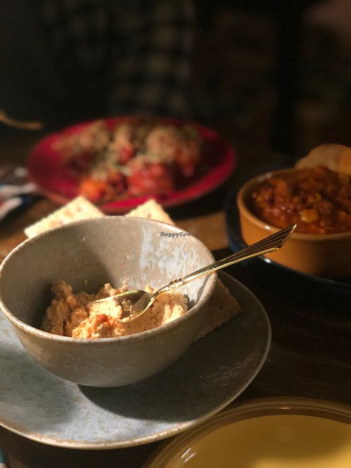 Hummus and crackers  at hallogallo in Tokyo