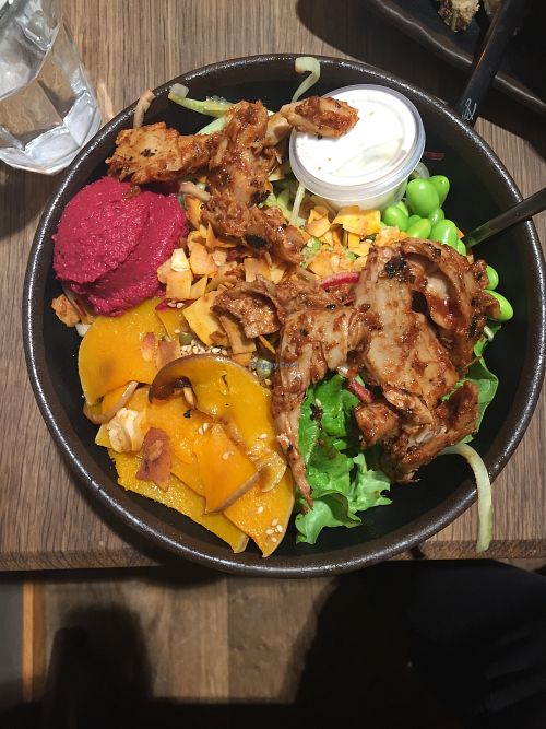 Mediterranean bowl with grilled pumpkin, beetroot hummus and Oumph! "meat" at Glo in Copenhagen