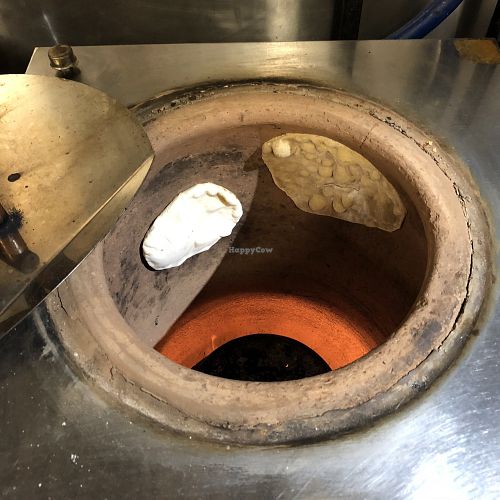 Pain naan et pain chapati au four de terre cuite at Hindusthali in Montreal