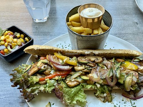 Broodje teriyaki met friet en sla  at Happerij Tapperij de Expeditie in Deventer