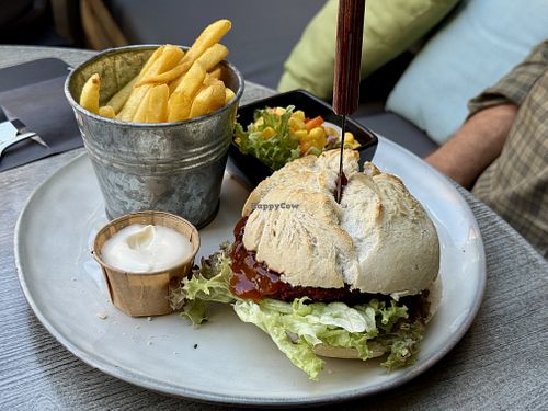 Bietenburger met friet en sla  at Happerij Tapperij de Expeditie in Deventer