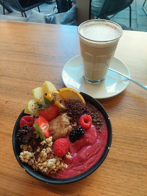 Cherry peanut bowl and chai tea latte at Wagners Juicery & Health Food in Munich