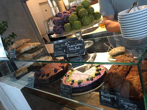 Cakes at Wagners Juicery & Health Food in Munich