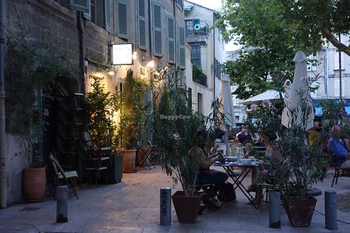 Entrance and outdoor seating at Hygge in Avignon