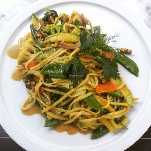 Noodles with vegetable wok and curry sauce at d'Afspraak in Mechelen