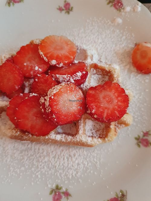 Strawberry waffle at Charlotte's by De Brugsche Tafel in Bruges