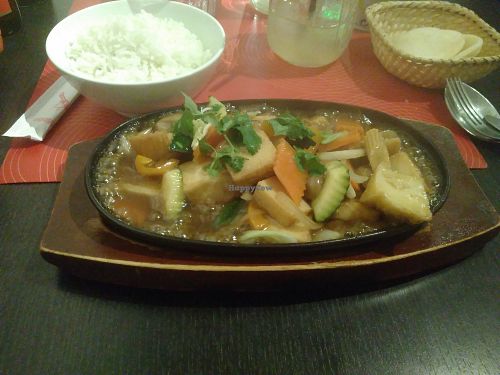 Tofu, veggies and rice on a hot plate at L'Usyne in Marseille