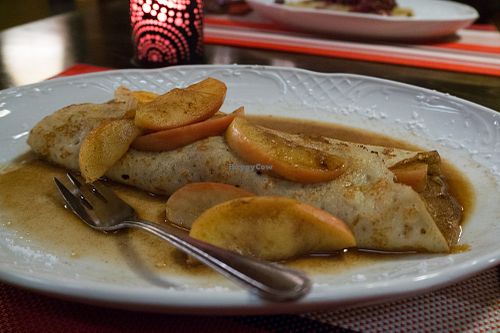 Veganer Pfannkuchen mit karamellisierten Äpfeln und Zimt. at Romikulum in Trier