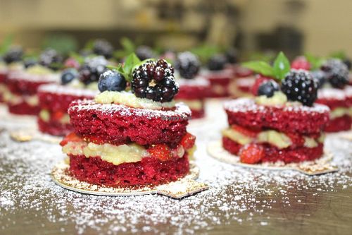 red velvet cake at Renata Dias Cozinha Vegana in Brasilia