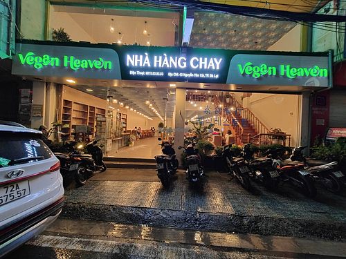 Street View on a rainy night at Hoa Sen - Nguyen Van Cu in Da Lat