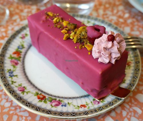 Pistachio/Raspberry cake at Jo and Nana Cakes in Paris