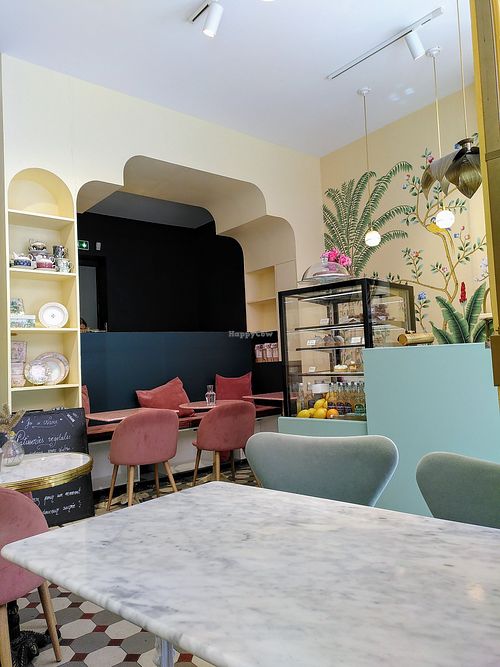 Eat-in space after small interior remodeling at Jo and Nana Cakes in Paris