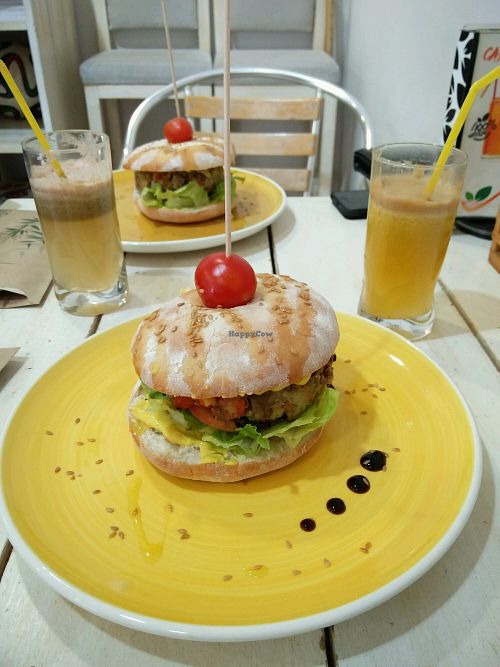 homemadd vegan burger and pear, apple and ginger juice at Fruit' n co Vitamina Bar in Gran Canaria