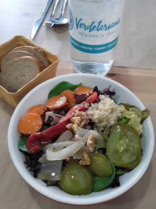 Salad with quinoa at Verdetariano in Sevilla