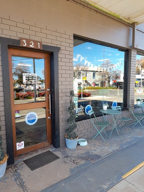 Shop front at Wholesome Blend in Parkes