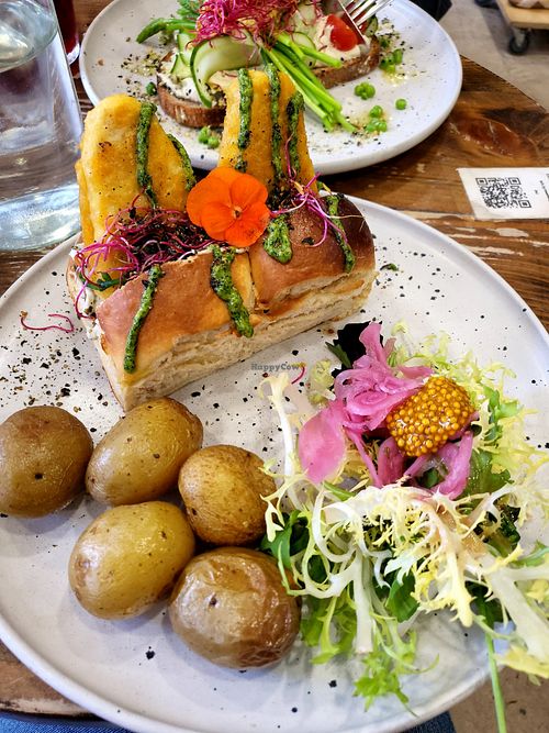 Ultimate selfish burger at Aujourd'hui Demain Cafe in Paris