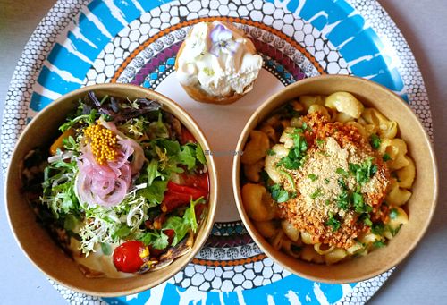 Take out: Quesadilla Roja + Mac'n Cheese Chori + Banoffee Tart at Aujourd'hui Demain Cafe in Paris