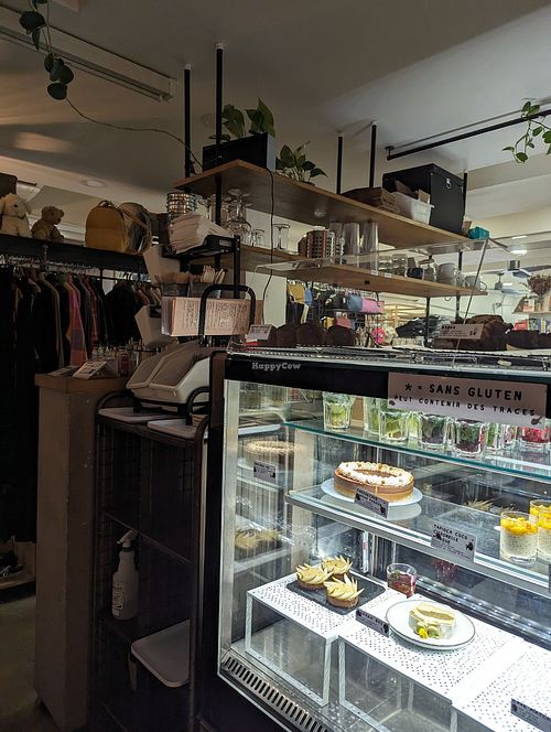 Die Kasse und die Klamotten at Aujourd'hui Demain Cafe in Paris