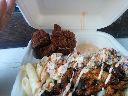 This special combo platter is known as the kit and kaboodle, off menu item. It's the Bubba (BarBQ chickn & slaw), atop the munster mac & cheese, with side order of cauliflower nuggets & aioli sauce for dipping. When you're really hungry for good vegan eats... at Murray Hillbilly in Jacksonville