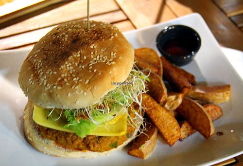 very good burger with vegan cheese at Shamar Bar Restaurante in Fuengirola