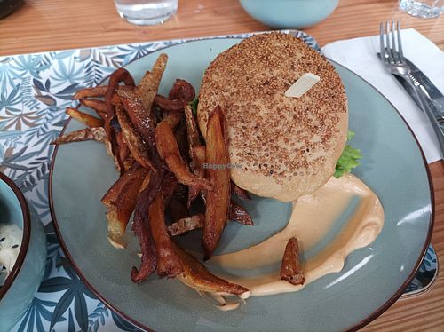 Burger vegan at Grand Ours in Poitiers