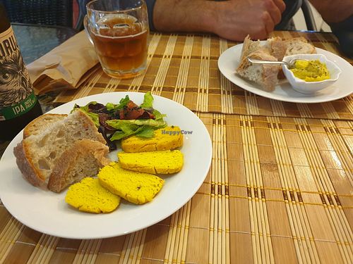 Entradas: queijo de tremoço e paté de grão at Bosque in Sintra