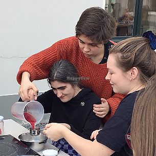 Anemoon giving a workshop, with a little help... at Zus&Zo Gebak en Delicatessen in Utrecht