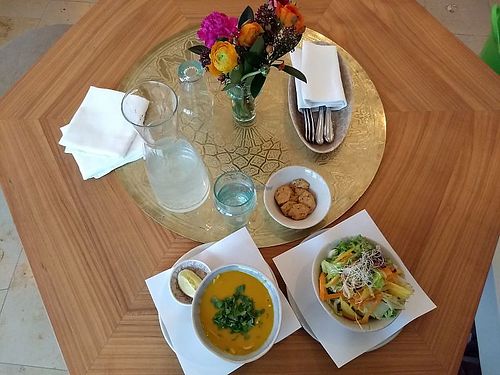 Tagessalat und Tagessuppe wunderschön angerichtet auf dem Tisch at Hammam Basar in Zurich