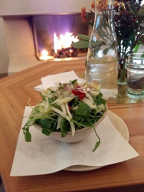 Tagessalat mit Feuer im Hintergrund at Hammam Basar in Zurich