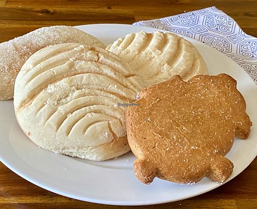 Conchas y puerquito  at Soy Concha Bakery in Santa Ana