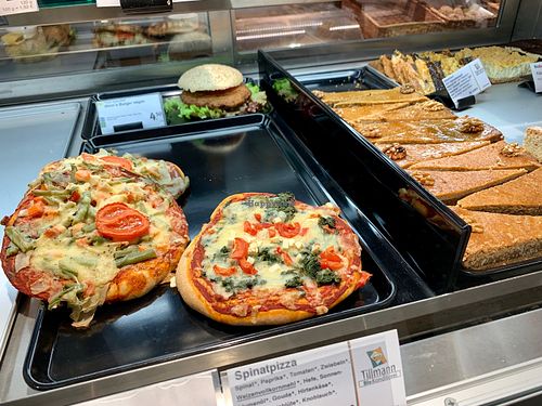 pizza at denn's Biomarkt - Hasenheide in Berlin