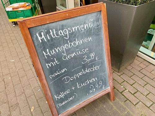 sign (dish of the day) at denn's Biomarkt - Hasenheide in Berlin