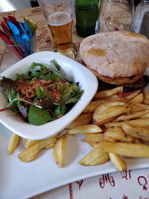 Vegan burger at Le Petit Chamois in Isola