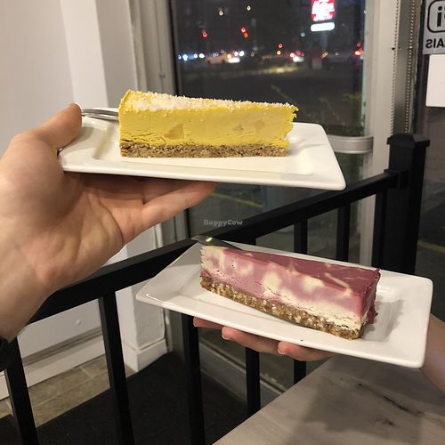 Gâteaux mangue et à la fraise at Nabati Bistro in Montreal