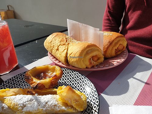 Hot dogs with cheese and sauce in buns at Padoca Vegan - Fábrica in Vila Nova De Gaia