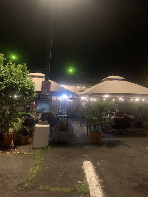 outside seating  at Herbivores in Kailua Kona