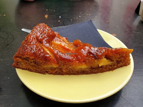 Apple almond tart yummy! Vegan at Het Strand - The Strand in Leuven
