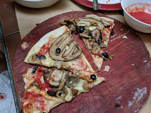 excellent pizzas that one may order without cheese and several veggie options at 5 Esquinas Trattoria in Havana