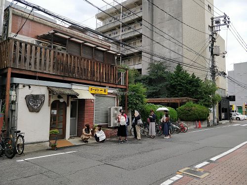 Queue before opening hours at Yasai-Shokudo Koyama in Okayama