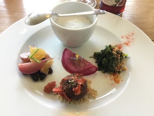 さつまいもの冷製スープ、ろけっとのマグレブ風マグレブ風ごま和え、ベジタブルコフテのトマト煮、甘夏、黒豆、ラディッシュのマ at Hikari Shokudo in Nasushiobara